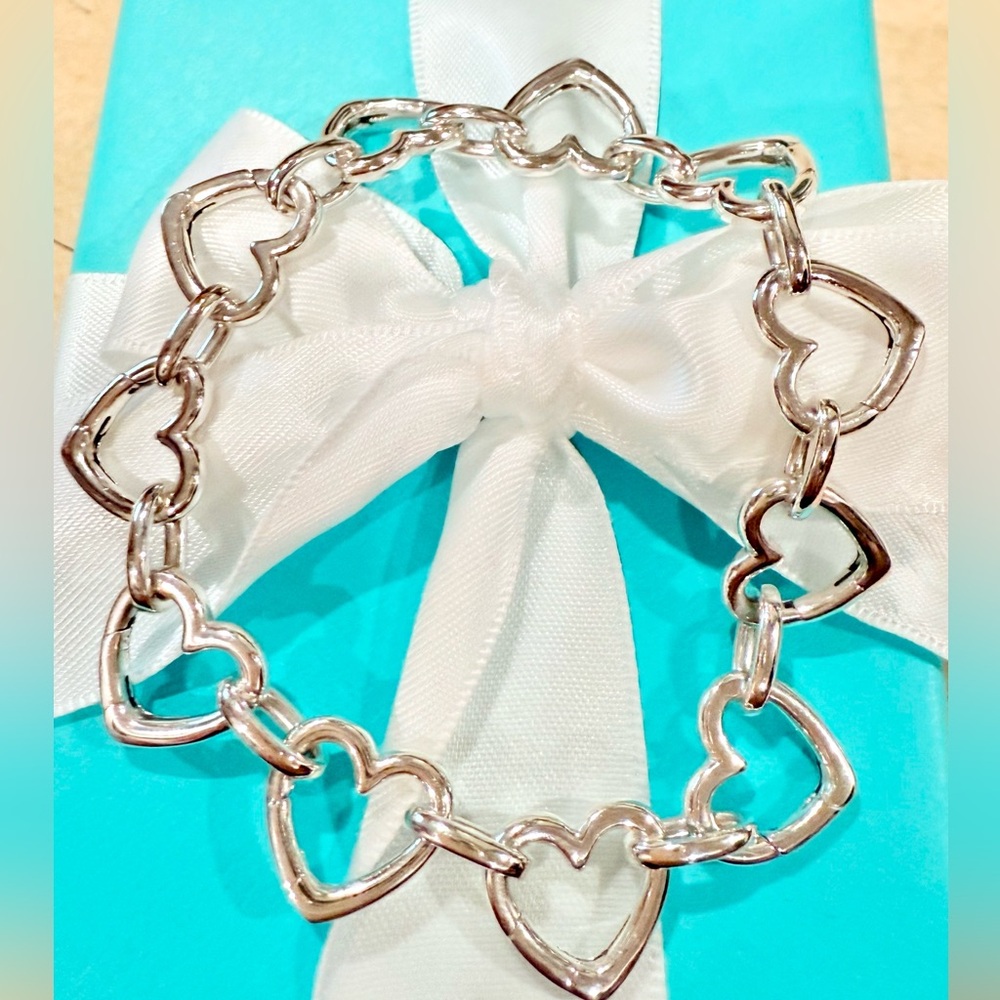 ❌❌SOLD ❌❌❤️ Tiffany Silver 925 Clasping Heart Link Bracelet
Collector’s Item❤️